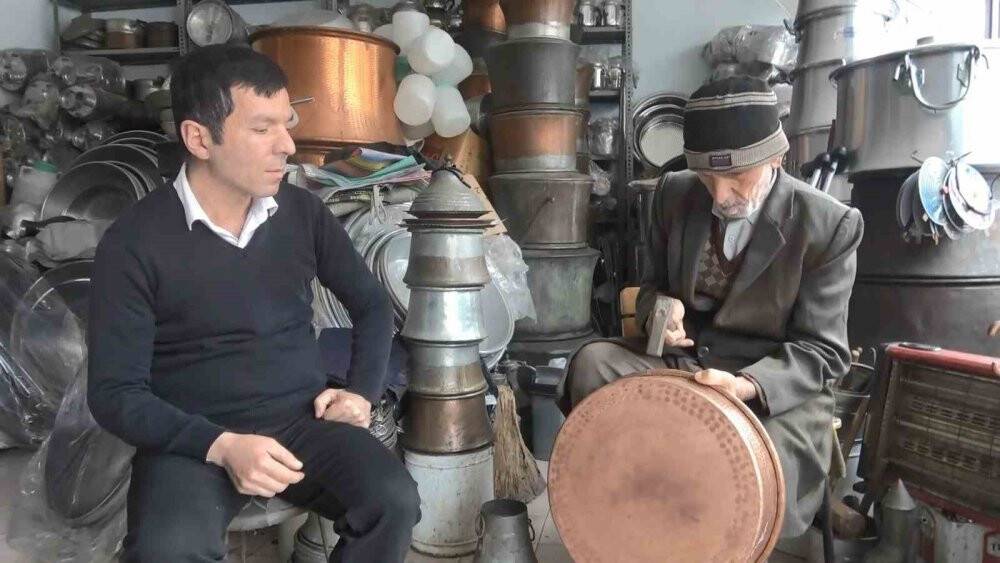 Yarım asırlık usta mesleğini oğlu ile yaşatıyor