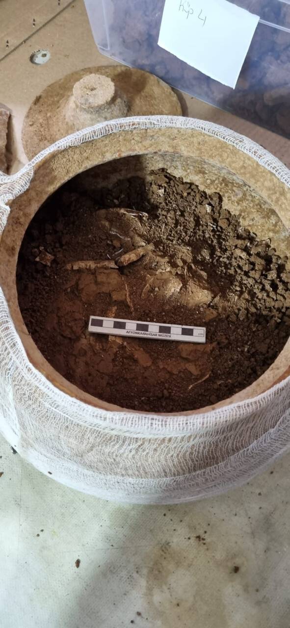 aa-20230411-30823094-30823092-afyonkarahisarda-temel-kazisinda-bulunan-lahitteki-4-comlekten-insan-kemigi-cikti.jpg