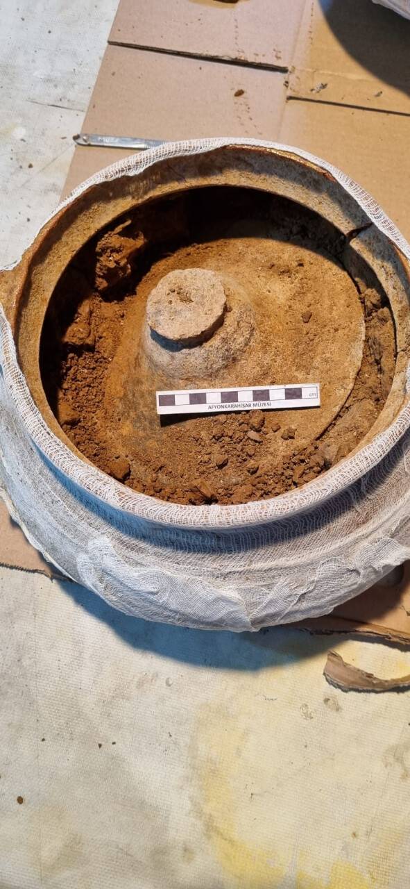 aa-20230411-30823094-30823093-afyonkarahisarda-temel-kazisinda-bulunan-lahitteki-4-comlekten-insan-kemigi-cikti.jpg