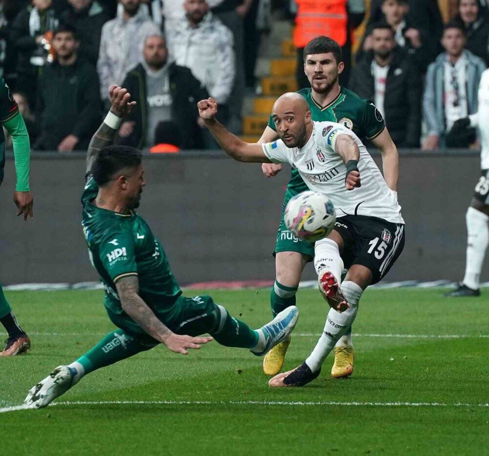 Beşiktaş, Masuaku ve Redmond’ı kadroda tutmak istiyor