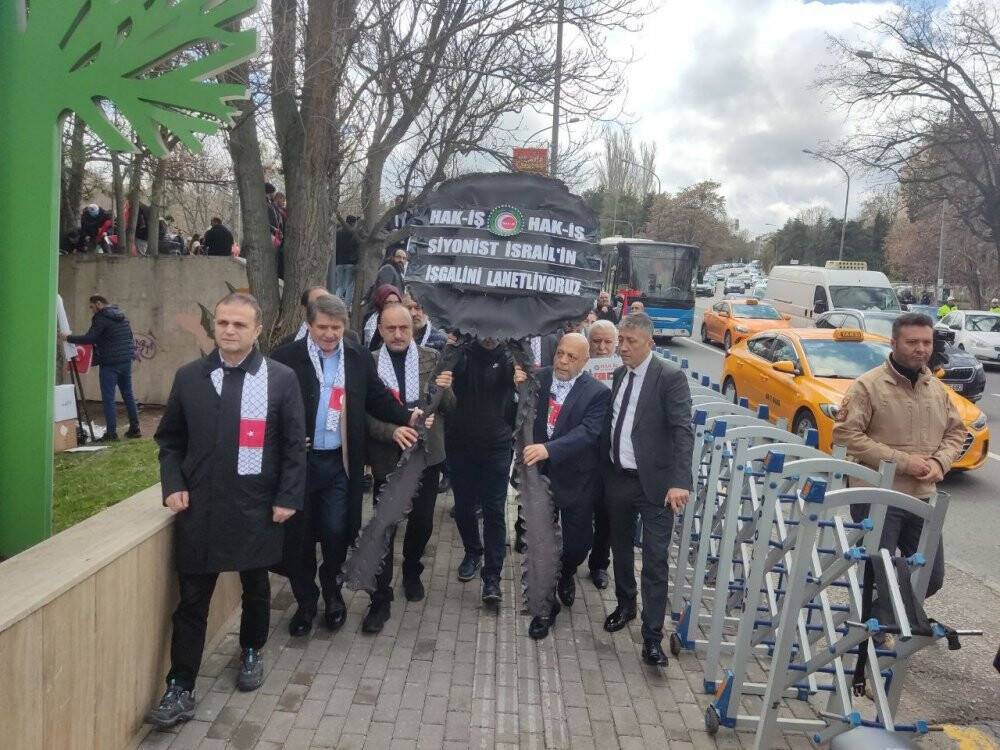 İsrail’in Ankara Büyükelçiliği Rezidansı’na siyah çelenk bırakıldı