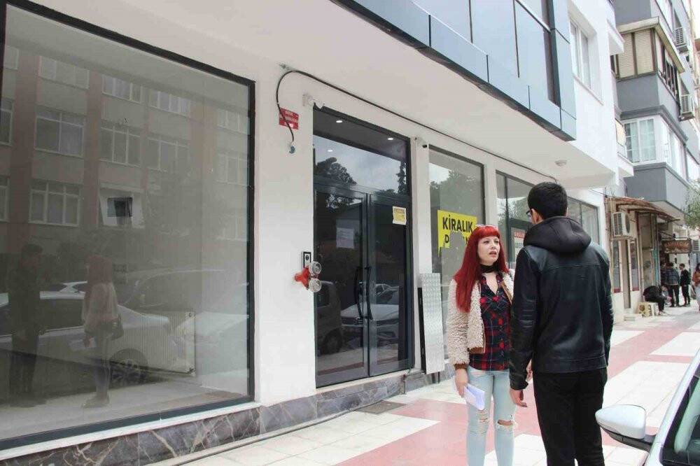 Kirasını 1 yıllık peşin ödemişlerdi! Daireye giremiyorlar