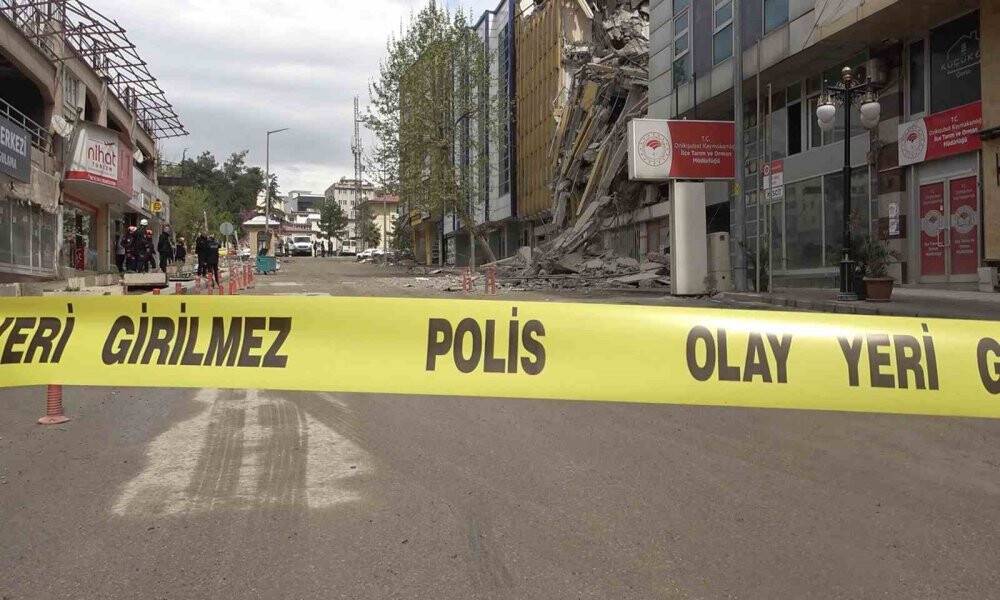 Ölüme ramak kala: 4 katlı bina çöktü, son anda kurtuldular