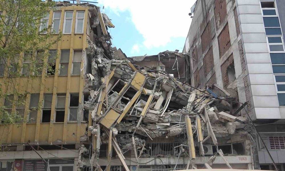 Ölüme ramak kala: 4 katlı bina çöktü, son anda kurtuldular