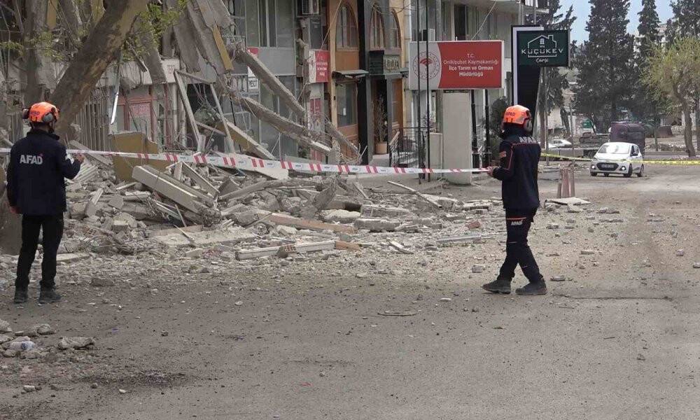 Ölüme ramak kala: 4 katlı bina çöktü, son anda kurtuldular