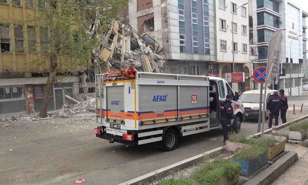 Ölüme ramak kala: 4 katlı bina çöktü, son anda kurtuldular
