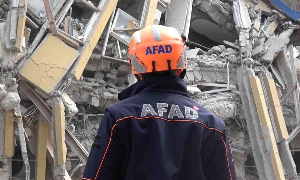 Ölüme ramak kala: 4 katlı bina çöktü, son anda kurtuldular