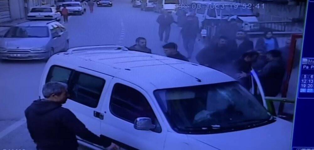 Dalgın sürücü hafif ticari aracıyla markete daldı