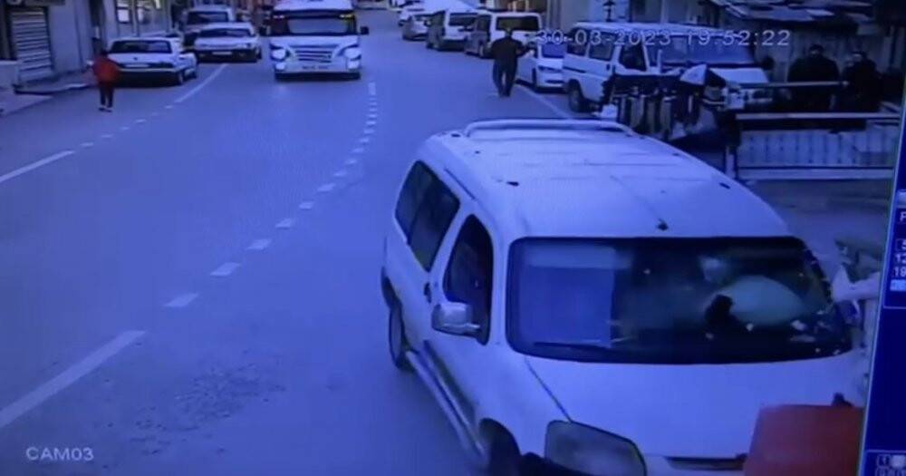 Dalgın sürücü hafif ticari aracıyla markete daldı