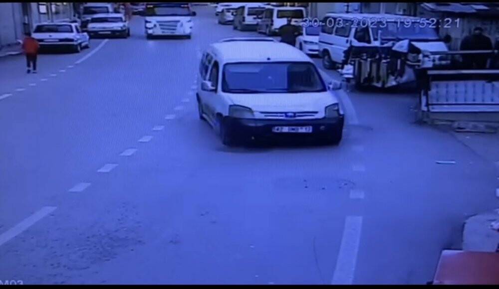 Dalgın sürücü hafif ticari aracıyla markete daldı