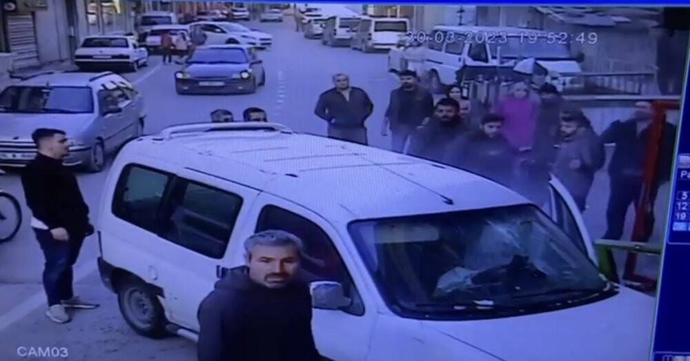 Dalgın sürücü hafif ticari aracıyla markete daldı