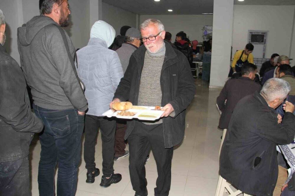 Göl Feneri Derneği her gün bin kişiyi doyuruyor