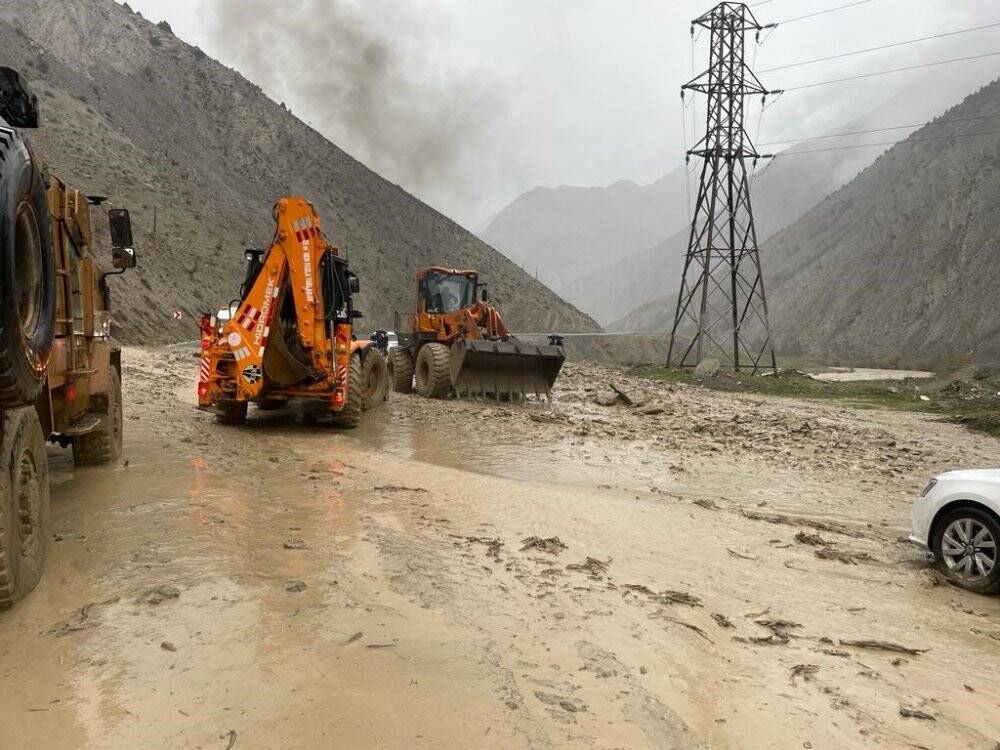 Hakkari-Van Karayolu’nda heyelan