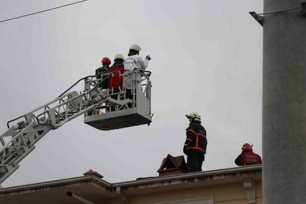 Yangında hayatını kaybeden itfaiye erinin düştüğü anlar kamerada
