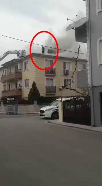 Yangında hayatını kaybeden itfaiye erinin düştüğü anlar kamerada