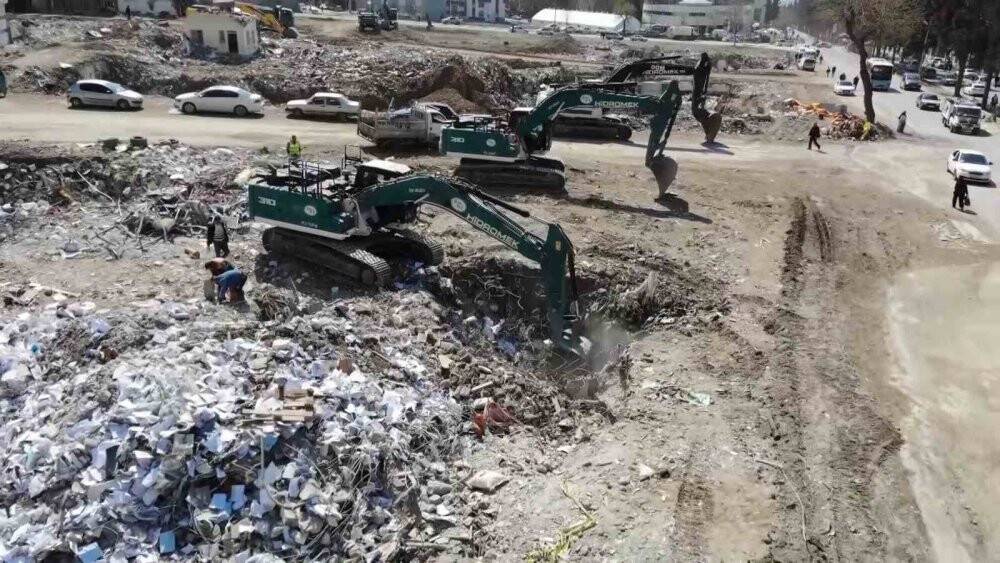 Bakan Kirişçi, "12 bin 557 canını kaybetmiş bir şehirdeyiz"