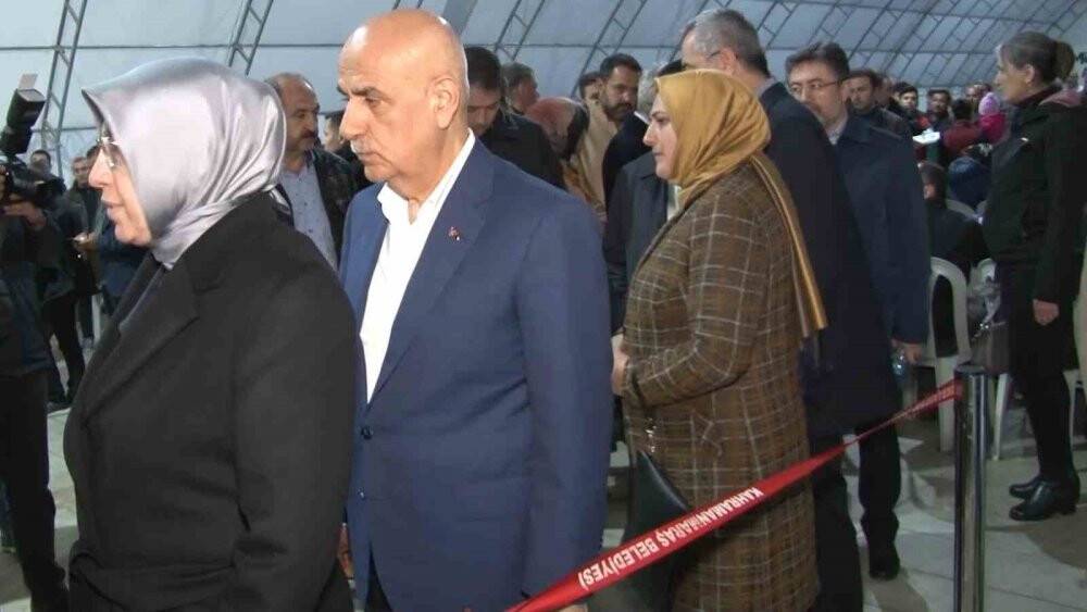 Bodnar, depremzedelerle iftarda yemek yedi