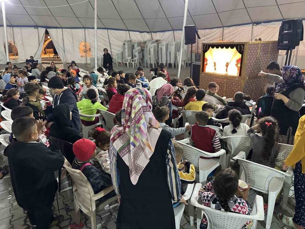 Depremzede çocuklara moral veriyorlar