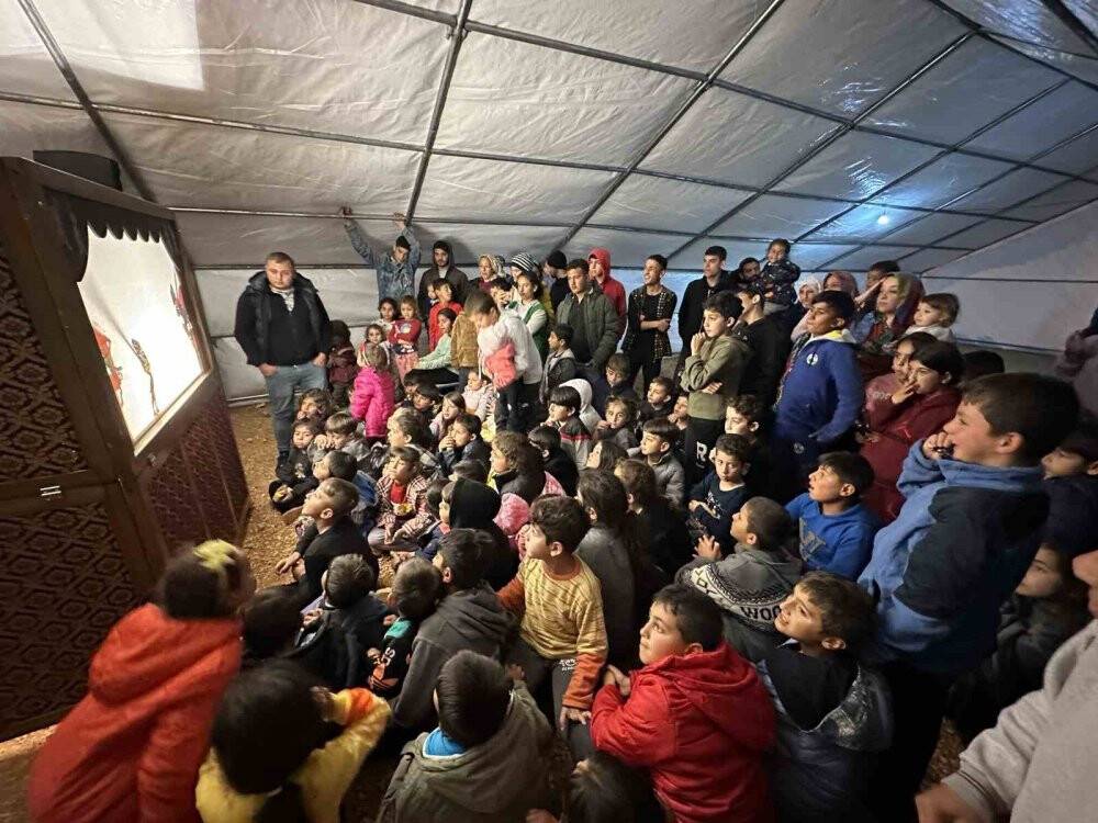 Depremzede çocuklara moral veriyorlar