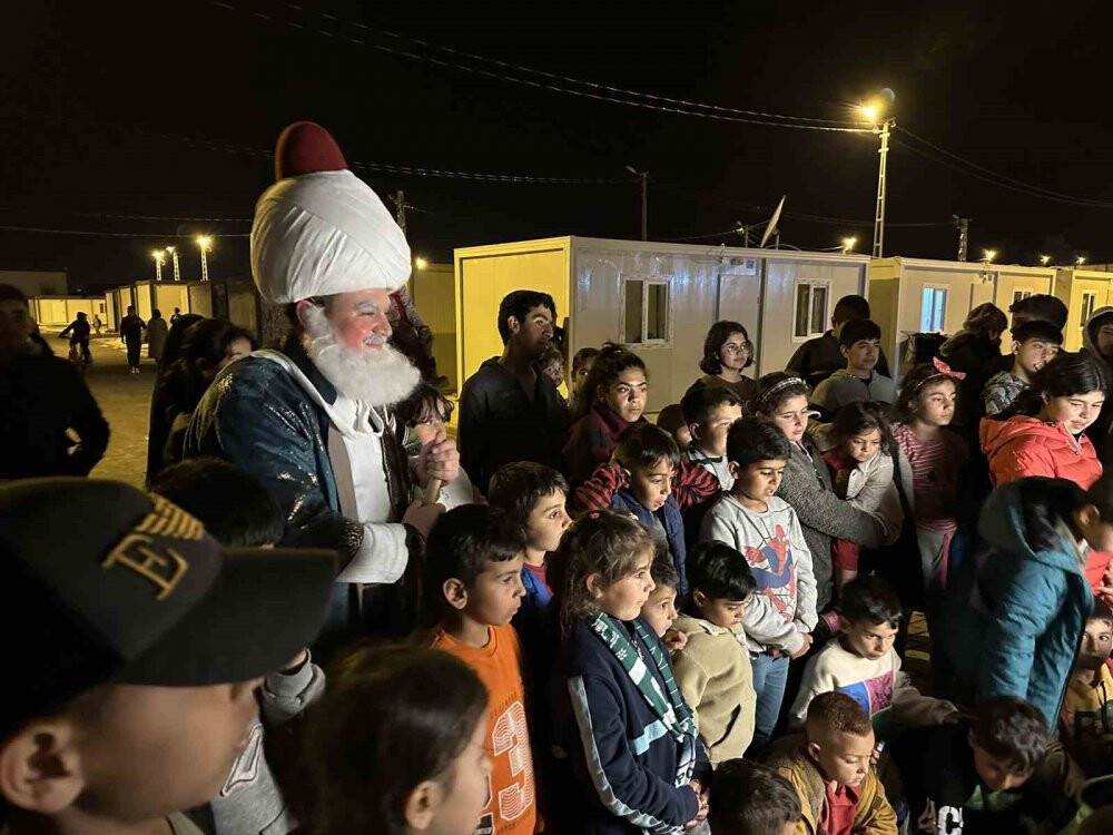 Depremzede çocuklara moral veriyorlar