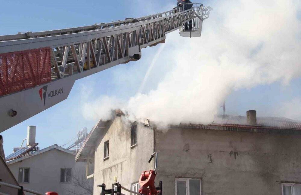 Konya'da ilaç yazdırmaya giden şahsın evinin çatısında yangın!