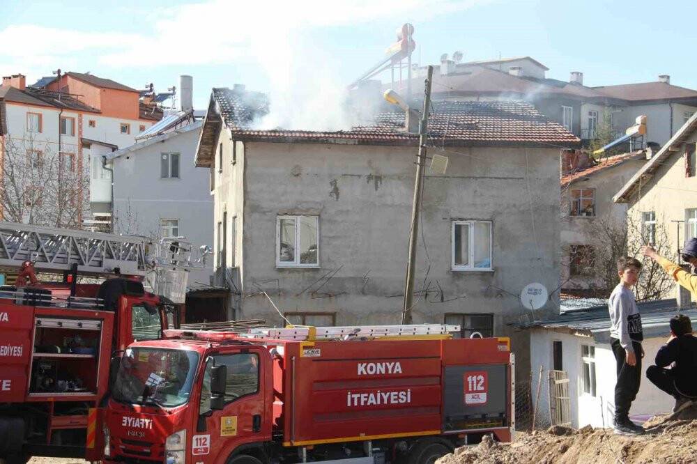 Konya'da ilaç yazdırmaya giden şahsın evinin çatısında yangın!