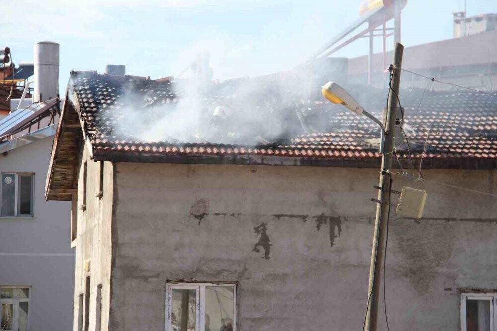 Konya'da ilaç yazdırmaya giden şahsın evinin çatısında yangın!