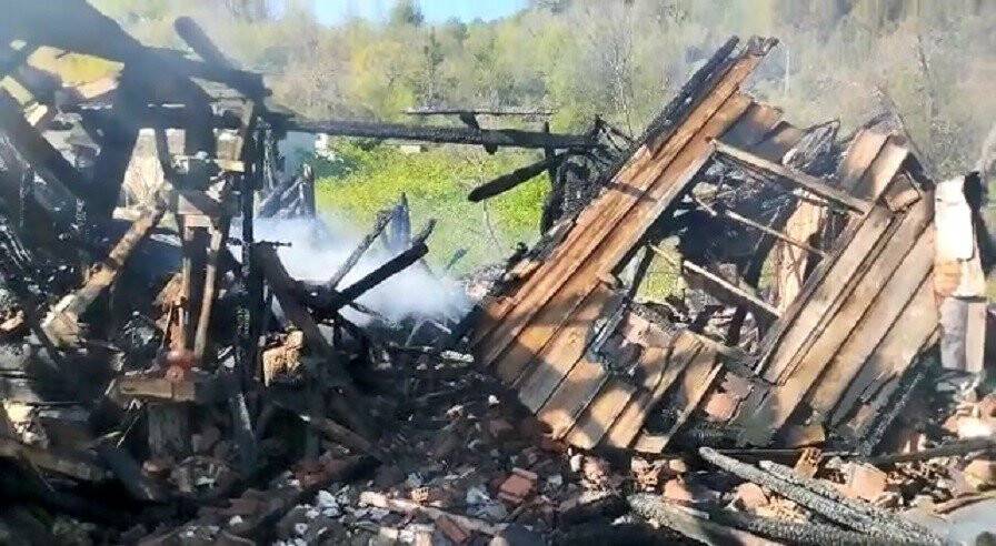 3 katlı evde çıkan yangında 1 kişi yaşamını yitirdi