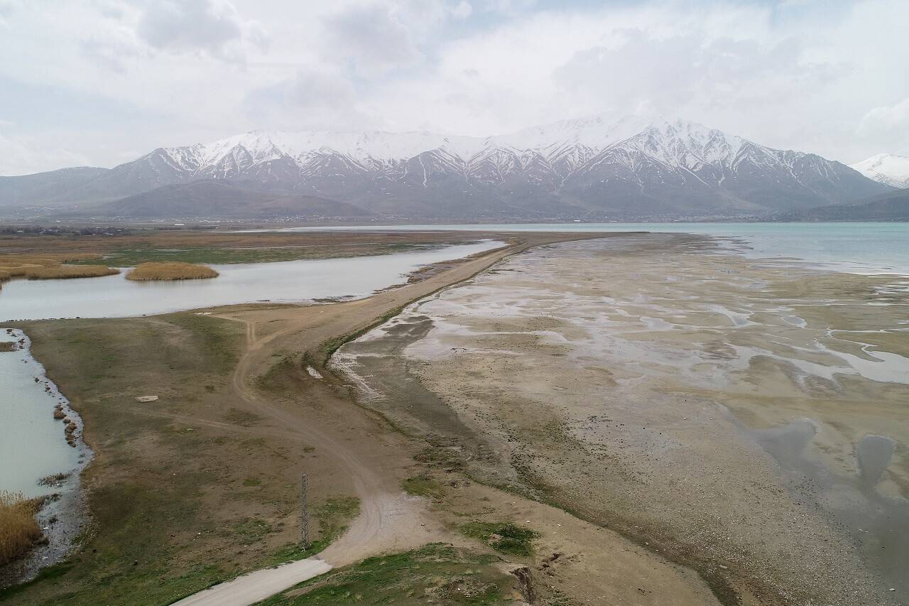aa-20230413-30836514-30836504-bahardaki-yagislara-ragmen-van-golundeki-cekilme-devam-ediyor.jpg