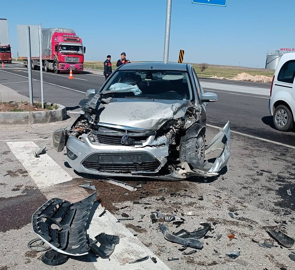 aa-20230414-30847319-30847318-aksarayda-hafif-ticari-aracla-carpisan-otomobildeki-4-kisi-yaralandi.jpg