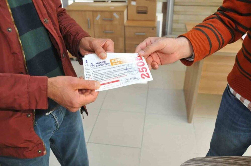 Akşehir Belediyesi'nden depremzedelere yardım çeki