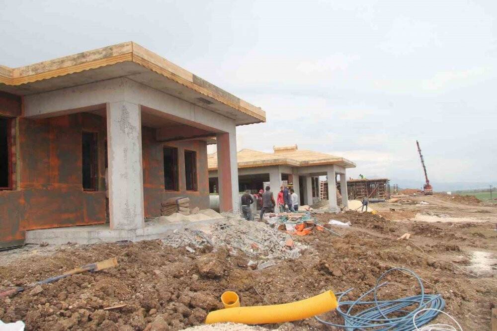 Deprem bölgesinde yapılan köy evlerinin ilk etabı bayramda teslim ediliyor