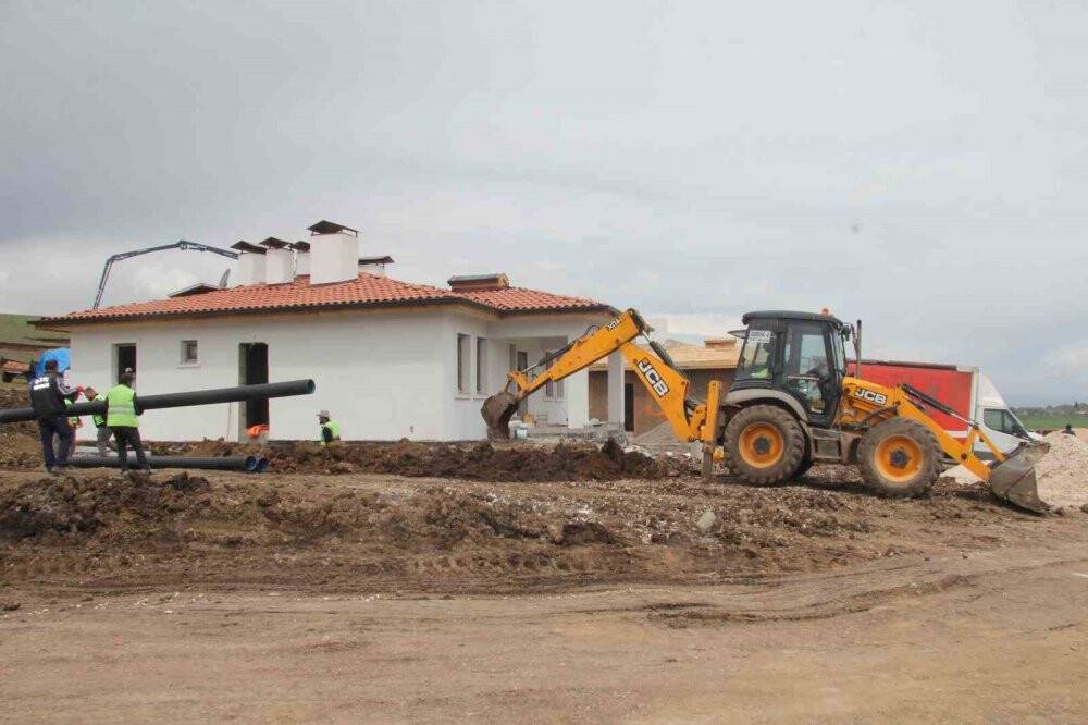 Deprem bölgesinde yapılan köy evlerinin ilk etabı bayramda teslim ediliyor