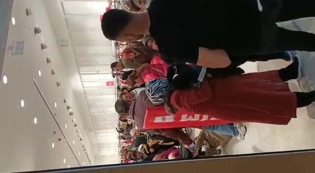 İndirimli ürünleri vatandaşın üzerine attılar