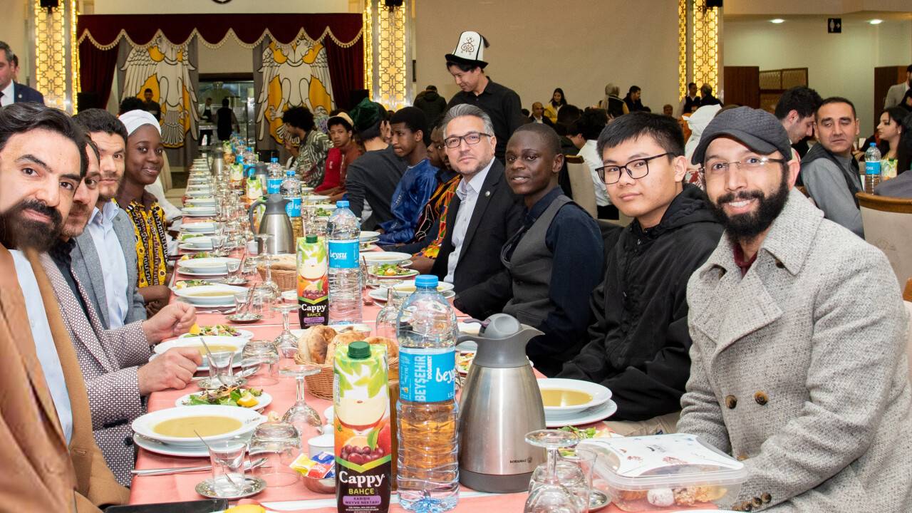 rektor-aksoy-tomer-ogrencileriyle-iftar-programinda-bulustu-1.jpg