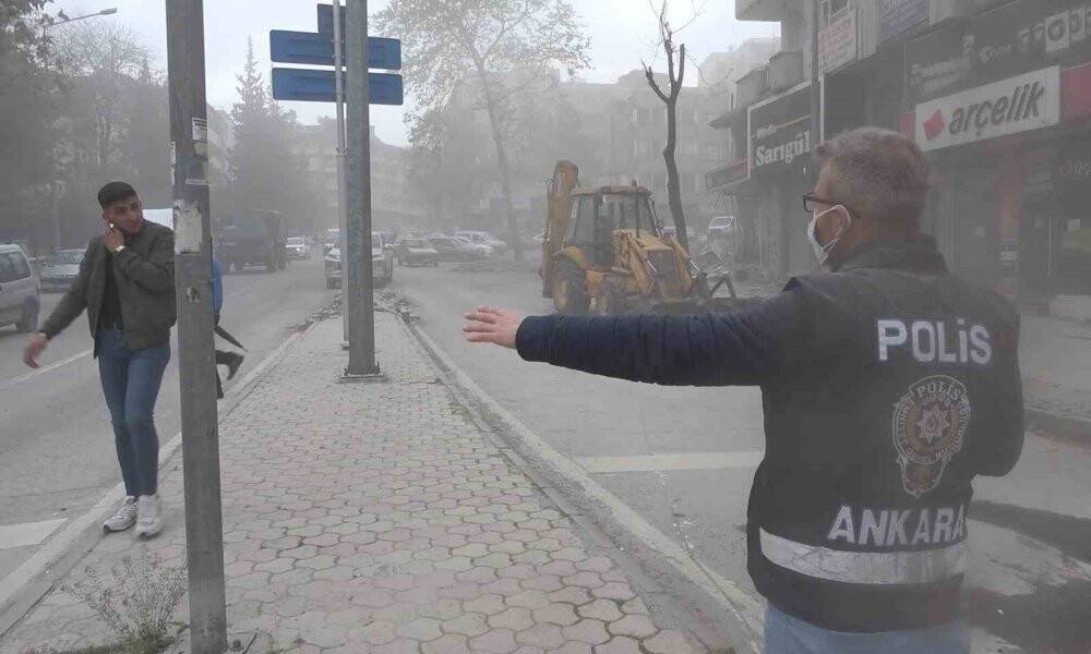 Saniyeler içinde yerle bir oldu: Vatandaşlar toz bulutuna rağmen ayrılmadılar