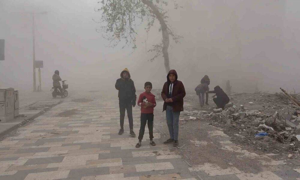Saniyeler içinde yerle bir oldu: Vatandaşlar toz bulutuna rağmen ayrılmadılar