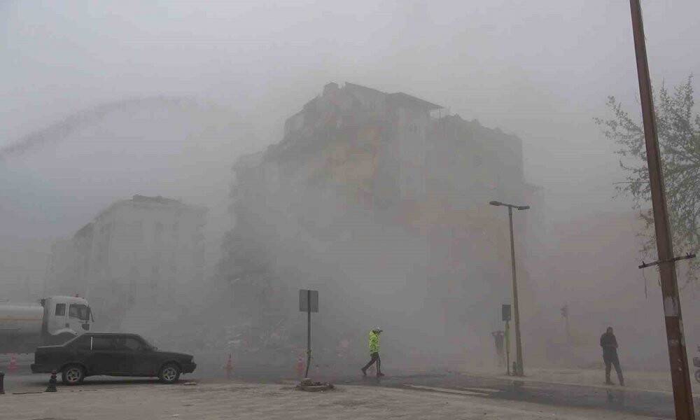 Saniyeler içinde yerle bir oldu: Vatandaşlar toz bulutuna rağmen ayrılmadılar