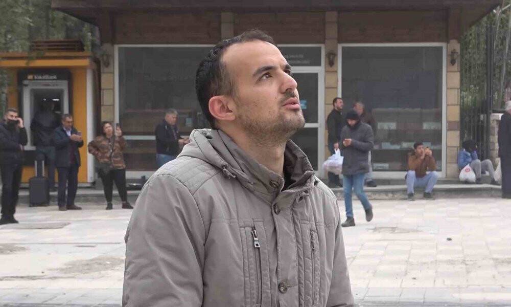 Saniyeler içinde yerle bir oldu: Vatandaşlar toz bulutuna rağmen ayrılmadılar