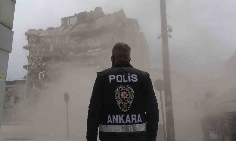 Saniyeler içinde yerle bir oldu: Vatandaşlar toz bulutuna rağmen ayrılmadılar