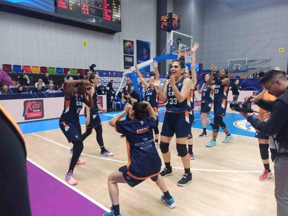 Dörtlü finaldeTürk bayrağını hazmedemediler