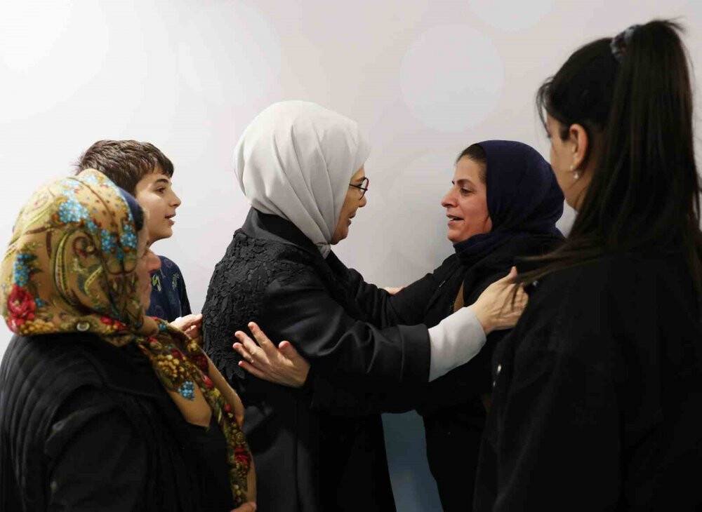 Emine Erdoğan, depremzede vatandaşlar ve hayırseverlerle iftarda bir araya geldi