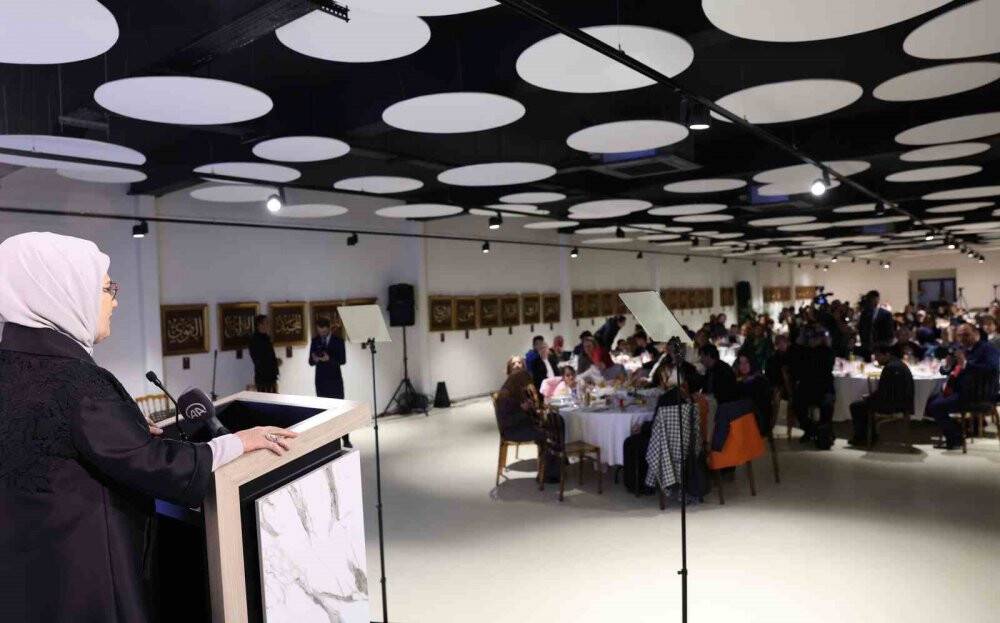 Emine Erdoğan, depremzede vatandaşlar ve hayırseverlerle iftarda bir araya geldi