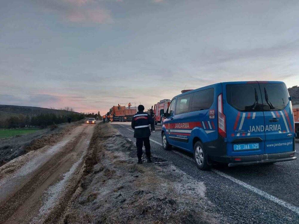 Yan yatan tanker yolu kapattı