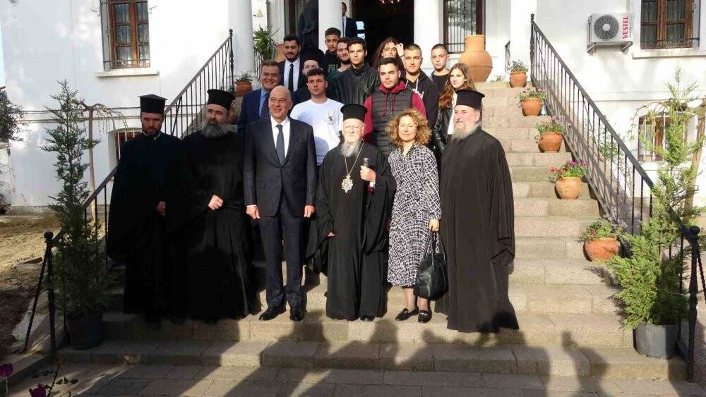 Yunanistan Dışişleri Bakanı Nikos Dendias, Gökçeada’da Patrik Bartholomeos’un yönettiği ayine katıldı