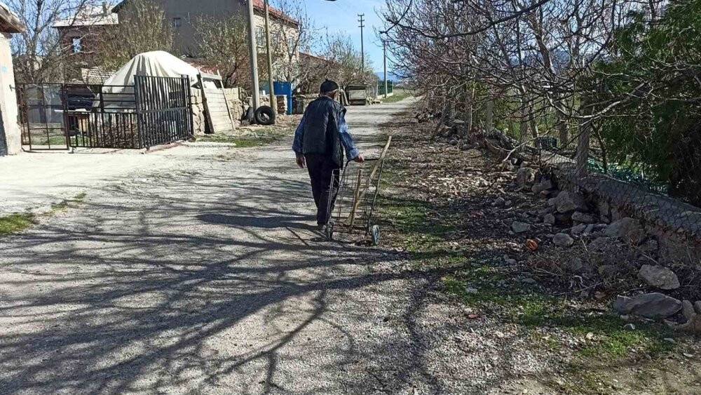 ’Ağaç sever dede’ diktiği ağaçların bakımını aksatmıyor