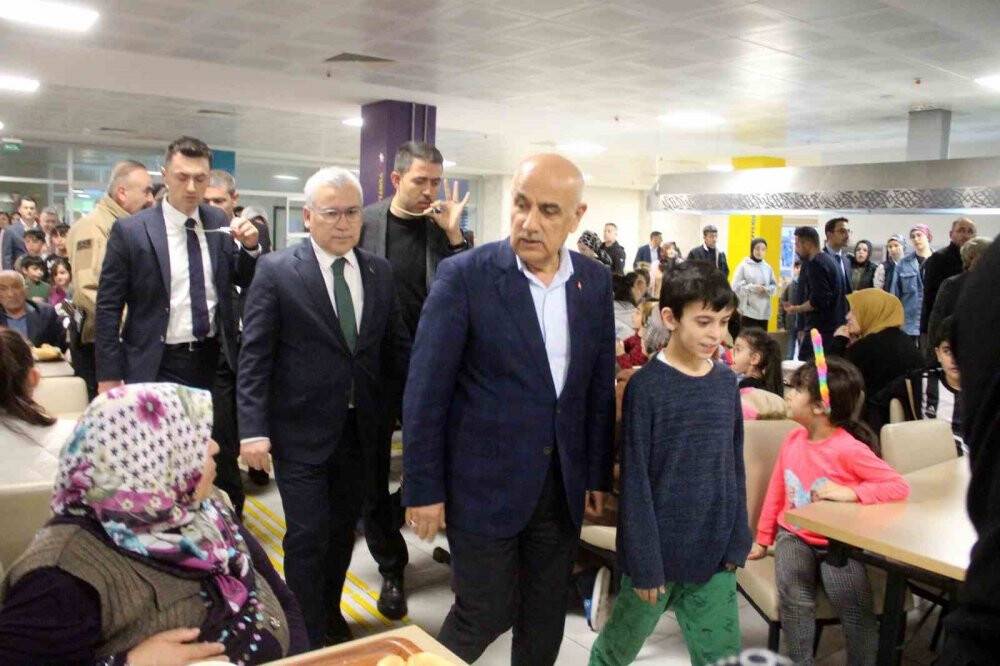 Bakan Kirişci: “Bayramın birinci günü köy evlerini teslim edeceğiz”