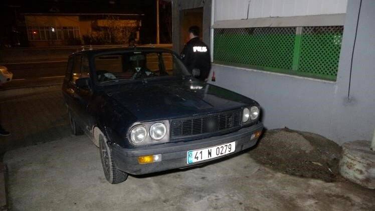 Otomobiline bindiği esnada bacağına kurşun isabet etti