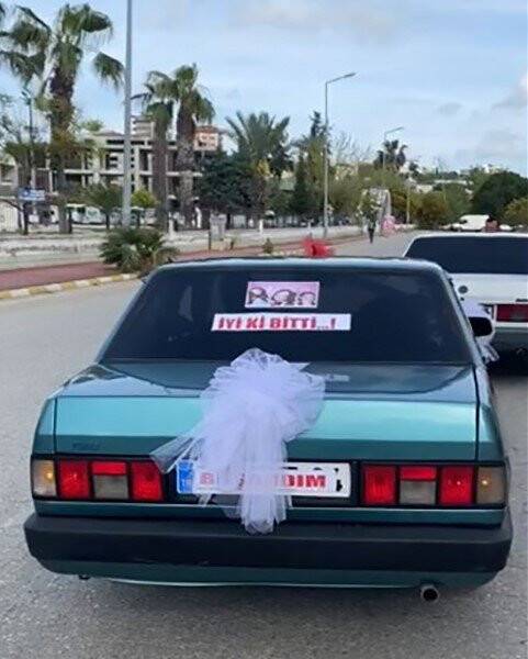 Boşandıktan sonra aracını gelin arabası gibi süsledi