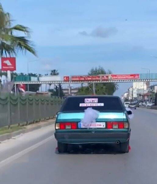 Boşandıktan sonra aracını gelin arabası gibi süsledi